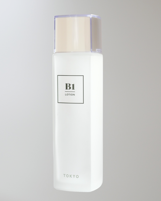 B1化粧水 ボトル前面 高保湿・毛穴ケア用ビタミンC誘導体配合エイジングケア化粧水
