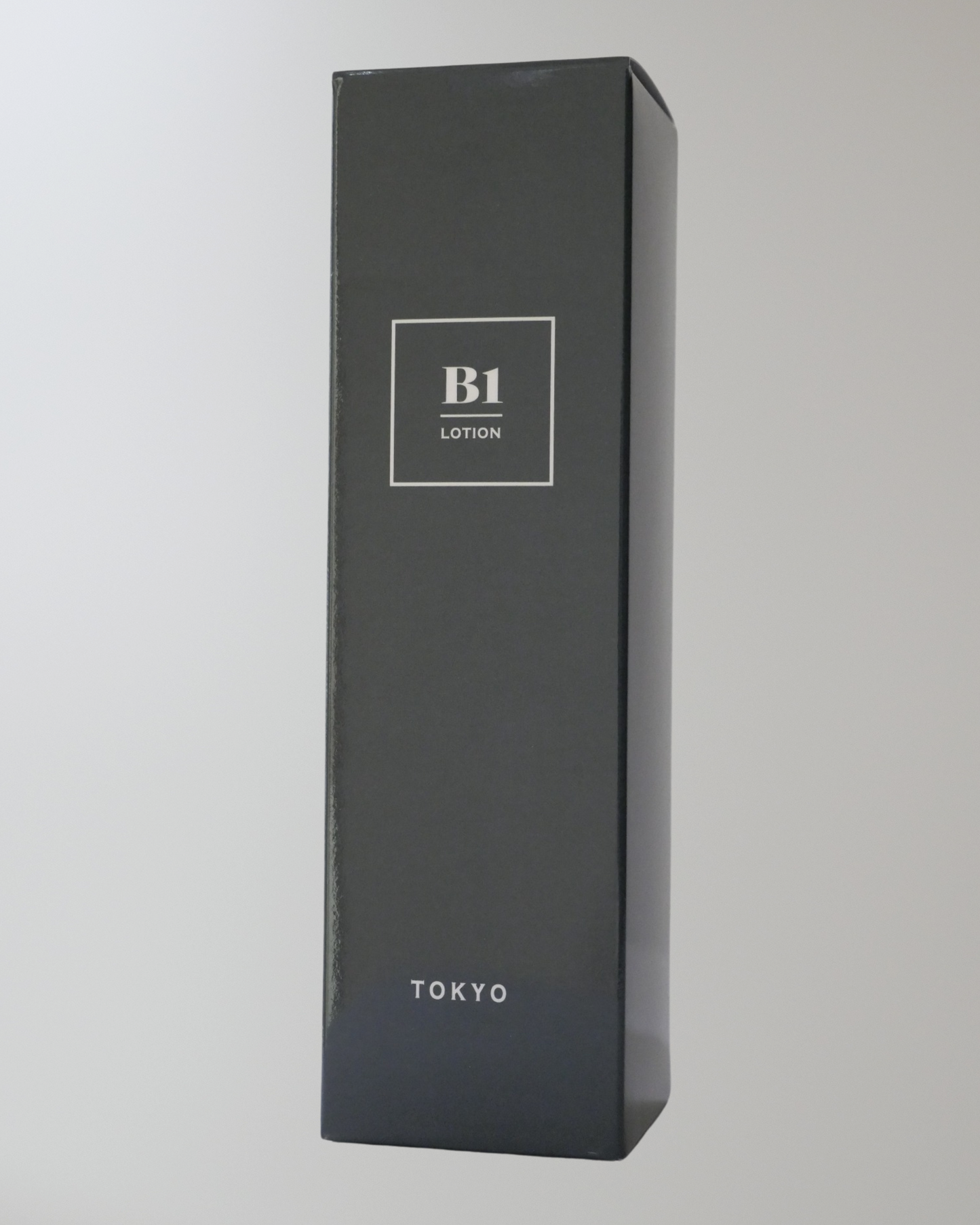 B1化粧水 パッケージ前面 高級感のあるデザインを意識した外箱