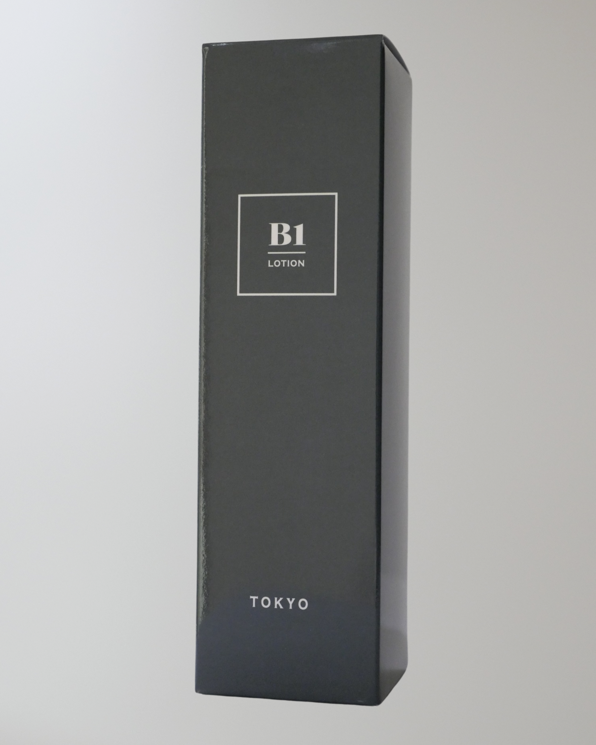 B1化粧水 パッケージ前面 高級感のあるデザインを意識した外箱